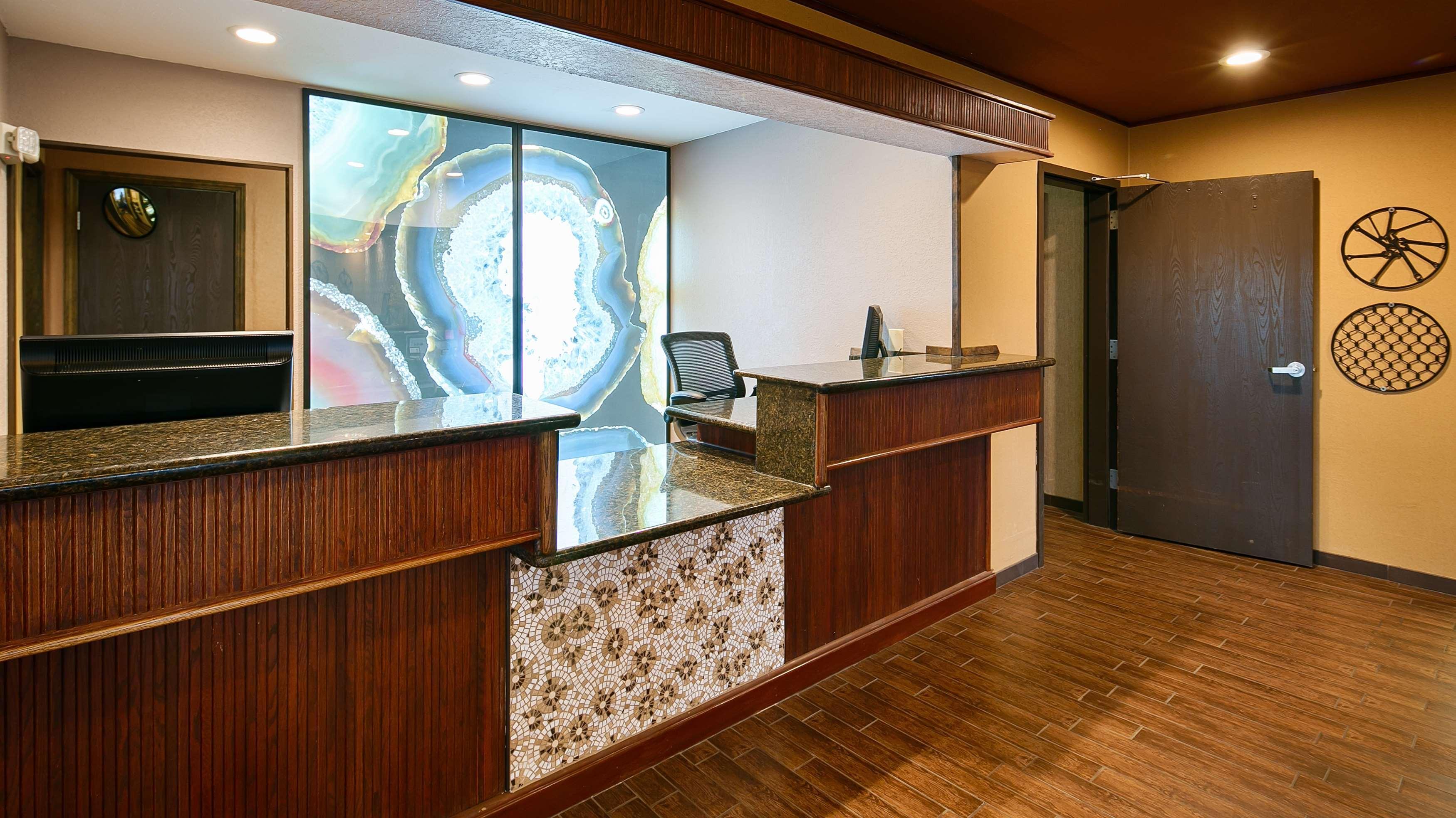 Best Western Plus Rama Inn Redmond Bagian luar foto